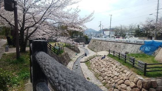 【神戸市中央区中山手通のアパートの公園】