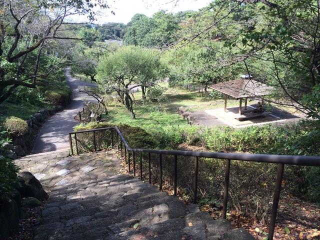 【神戸市中央区中山手通のアパートの公園】