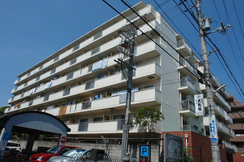 奈良市西大寺国見町のマンションの建物外観