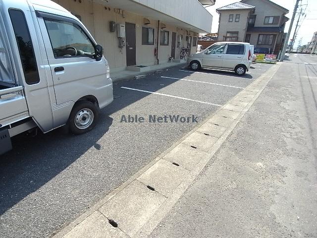 【岐阜市西荘のアパートの駐車場】