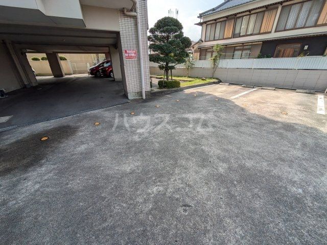 【岡崎市矢作町のマンションの駐車場】