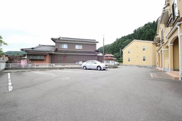 【加賀市河南町のアパートの駐車場】