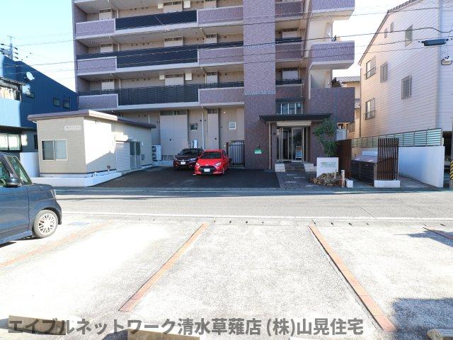 【静岡市清水区草薙のマンションの駐車場】