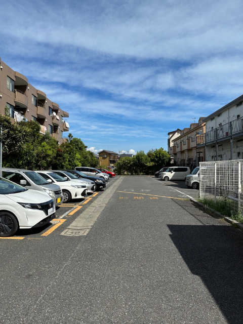 【グラン・シャトーの駐車場】