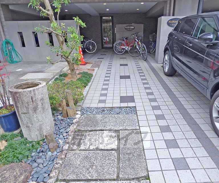 【京都市上京区中猪熊町のマンションのエントランス】