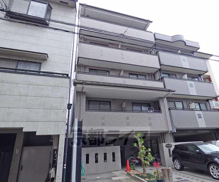 京都市上京区中猪熊町のマンションの建物外観