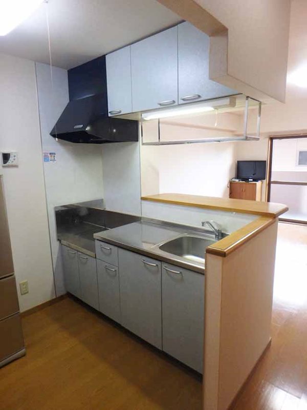 キッチン　収納たっぷり★大き目キッチンです（家電・備品はつきません）