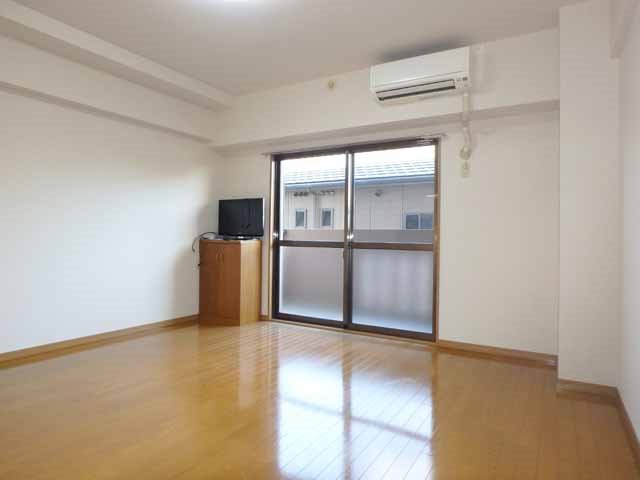 居室・リビング　１１．２帖の広々洋室♪（家電・備品はつきません）