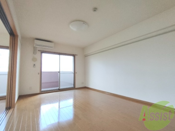 居室・リビング　リビングは１２帖ある南向きの明るいお部屋。