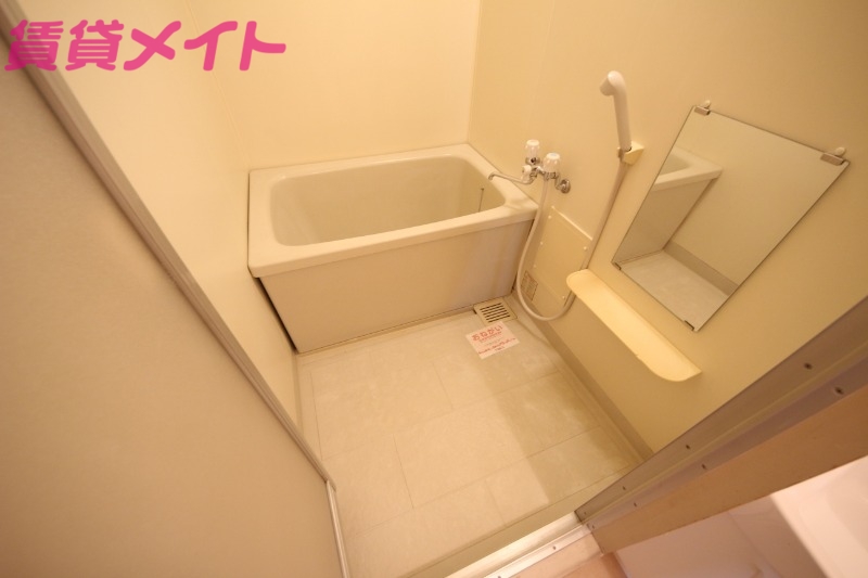 バス・シャワールーム　同物件別室反転写真