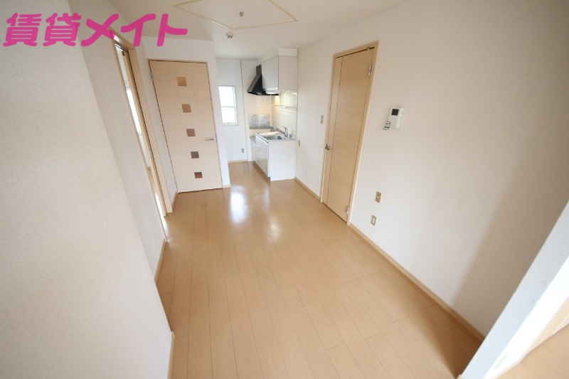 居室・リビング　同物件別室反転写真