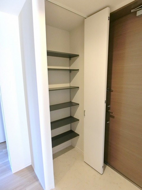 玄関　★天井高あるシューズボックス★