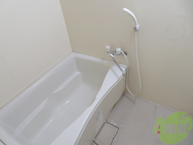 バス・シャワールーム　とても綺麗な浴室で広く、足もゆったり、のばせますね