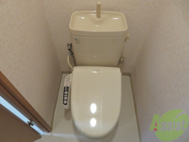 トイレ　中は、とても広く洋式でウォシュレットがとても嬉しですね