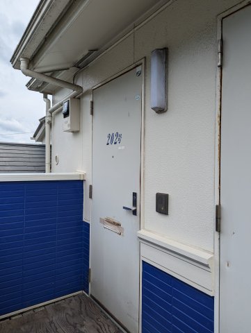 玄関　玄関には照明があり、夜遅くの帰宅になっても安心です。