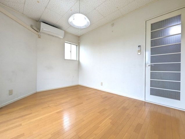 居室・リビング　エアコン・照明付きのため、お引越しの費用を抑えられます。