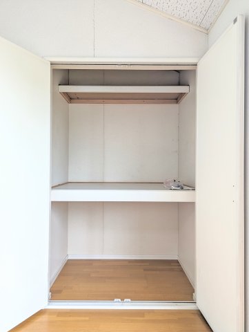 収納　押入タイプの収納はお荷物の多い方でも安心です。