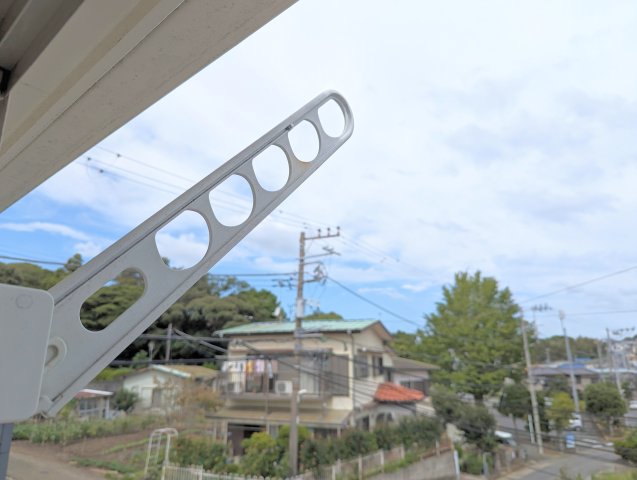 その他設備　窓の外には物干し金具があり、洗濯物を干すことができます。