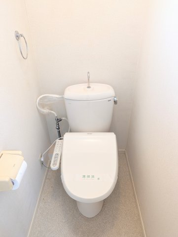 トイレ　トイレには温水洗浄便座が備え付けられています。