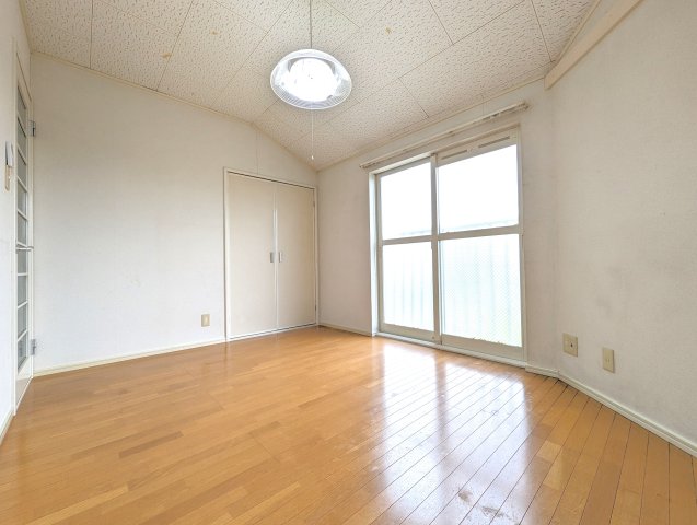 居室・リビング　約5.5帖の洋室です。1Kながらもしっかりとした収納がござい