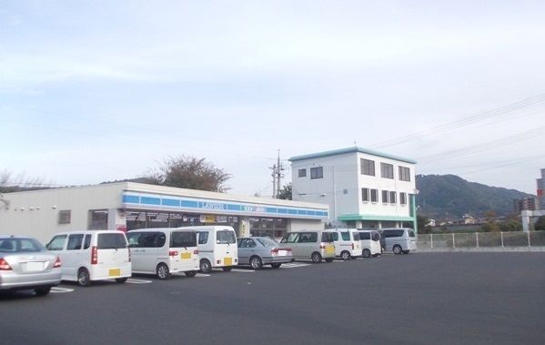 コンビニ　ローソン大田長久南店（コンビニ）まで400m