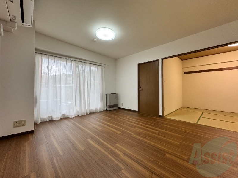 居室・リビング　木目のフローリングは落ち着きのある印象のお部屋になりますね。