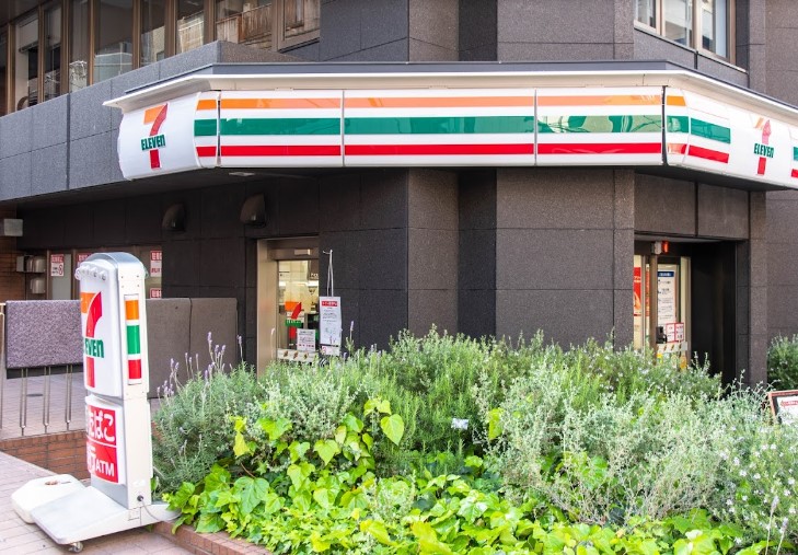 コンビニ　セブンイレブン新宿御苑前本通り店（コンビニ）まで107m