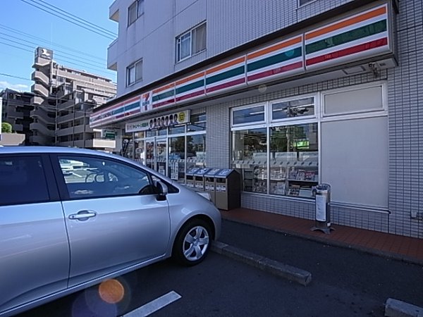 コンビニ　セブンイレブン（コンビニ）まで329m