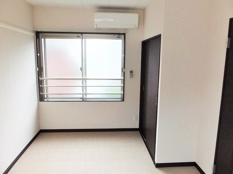 居室・リビング　※参考写真　現況優先 １階はフローリング、２階はカーペットに