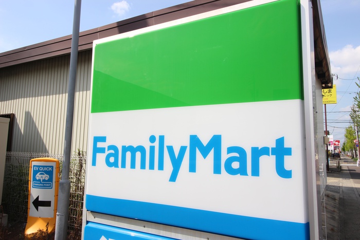 コンビニ　ファミリーマート（コンビニ）まで90m