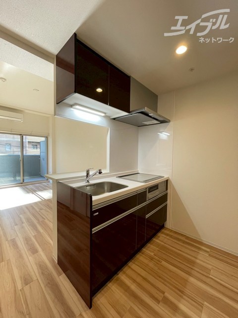 キッチン　ＩＨ３口コンロ、グリル付カウンターキッチンいなります。