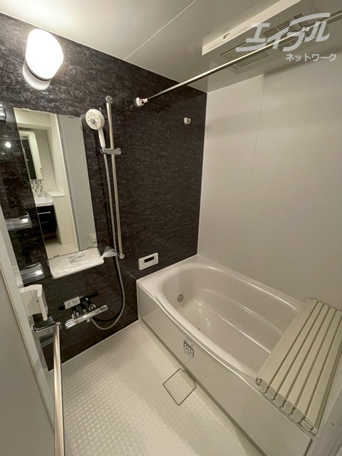 バス・シャワールーム　清潔感のあるお風呂になります。
