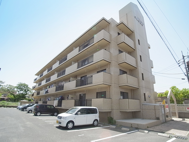 建物外観　市役所、コンビニが近い。鉄筋マンションです。