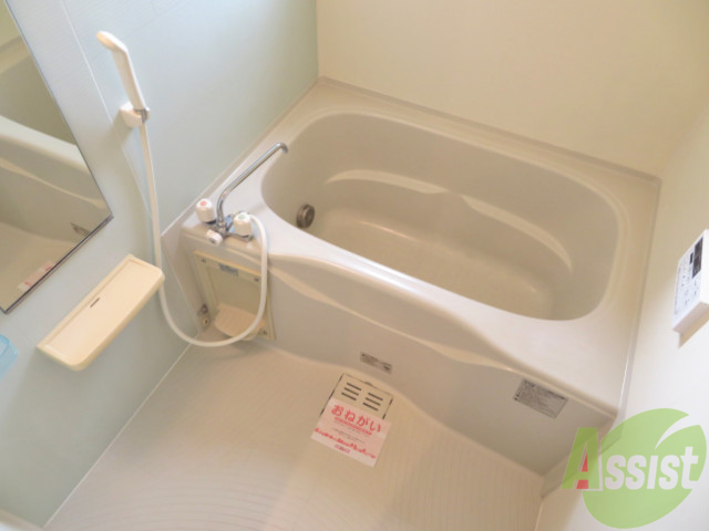 バス・シャワールーム　バスルームは狭すぎず、シャワーも浴びやすそうです。