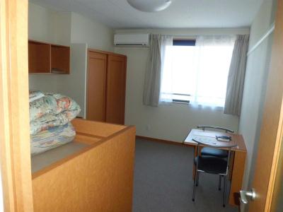 居室・リビング　グレーのカーペット敷きの居室。