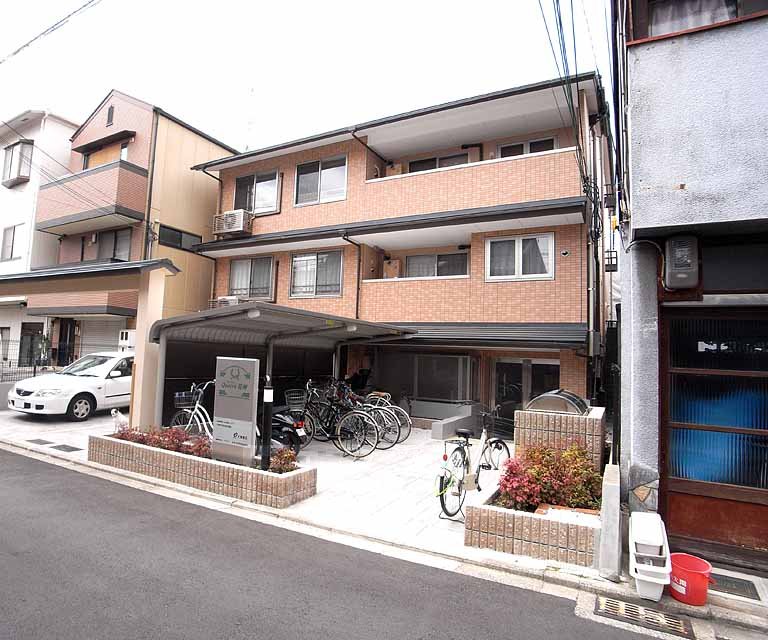 建物外観　赤レンガ調の外観がまぶしいです！