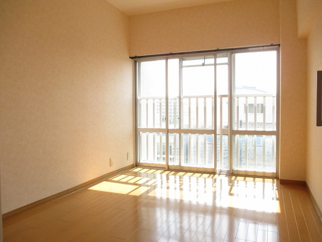 居室・リビング　明るくキレイなお部屋です