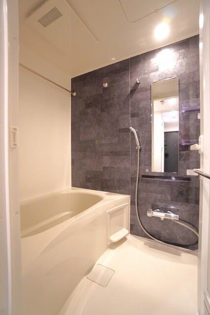 バス・シャワールーム　コンパクトで使いやすいお風呂です