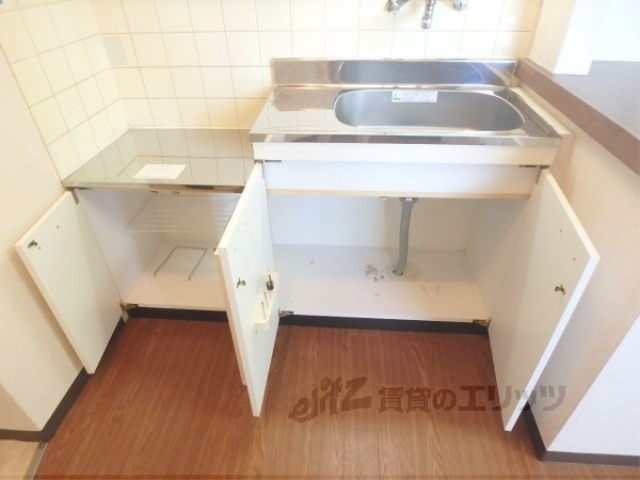 収納　キッチン下部