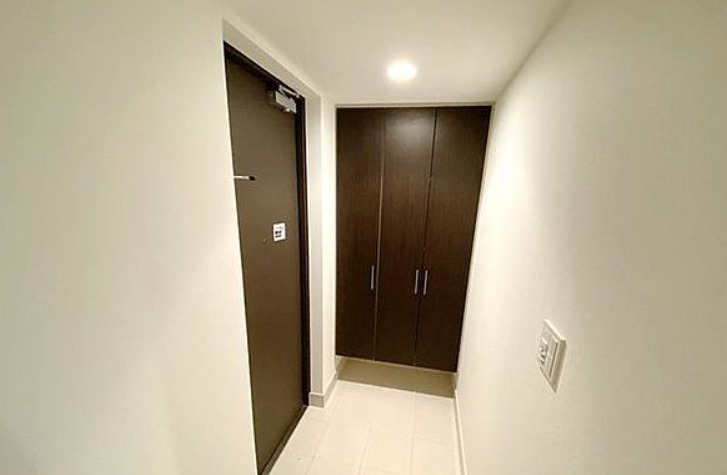 玄関　※別部屋の参考写真です。