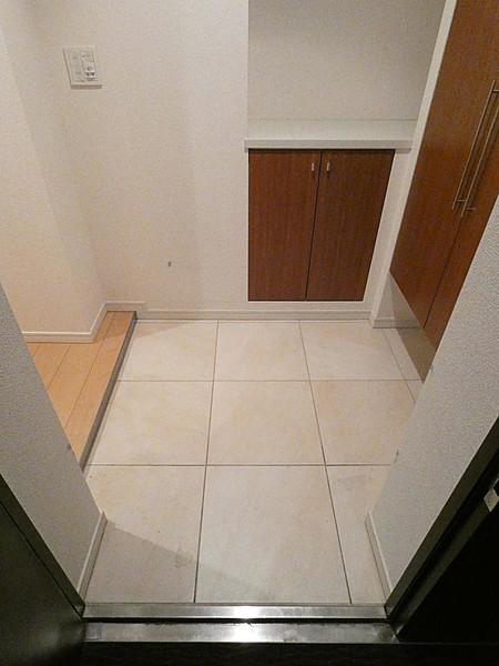 玄関　同マンション別部屋参照。