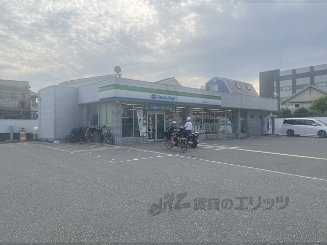 コンビニ　ファミリーマート伊丹警察前店（コンビニ）まで450m