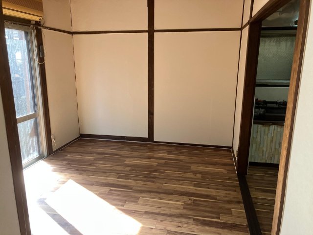 その他設備　一階キッチン横の洋間