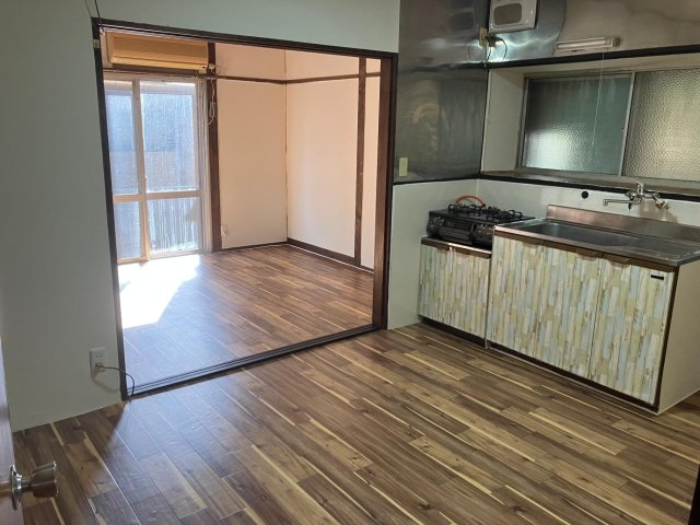 キッチン　キッチンルームも広々で収納付き