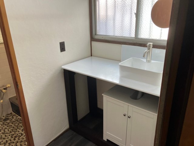 洗面設備　高身長の方でも腰が痛くならない高さ造作洗面台、ステップも付属