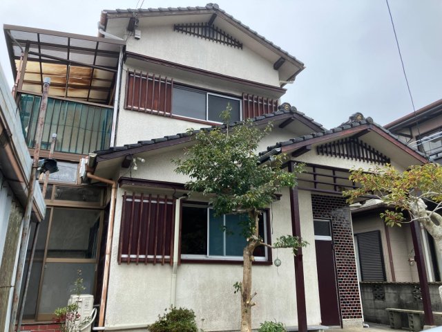 建物外観　夜間に嬉しい人感センサーライトと太陽光ランタンを設置