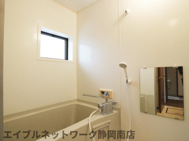 バス・シャワールーム　落ち着いた空間のお風呂です