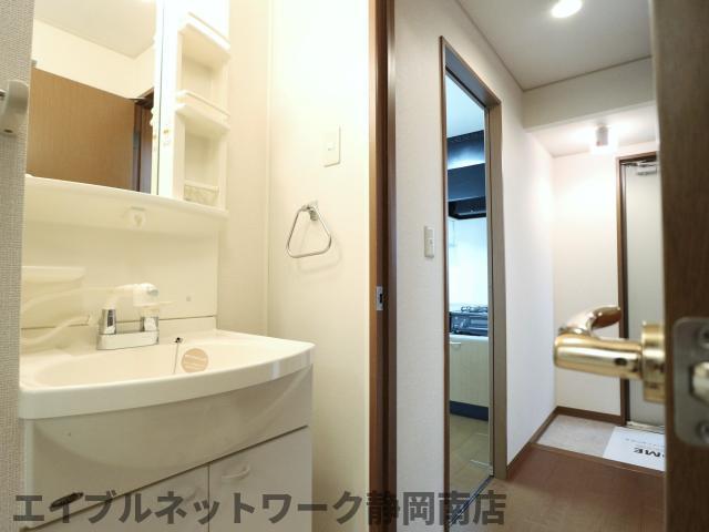 洗面設備　脱衣スペースもあります