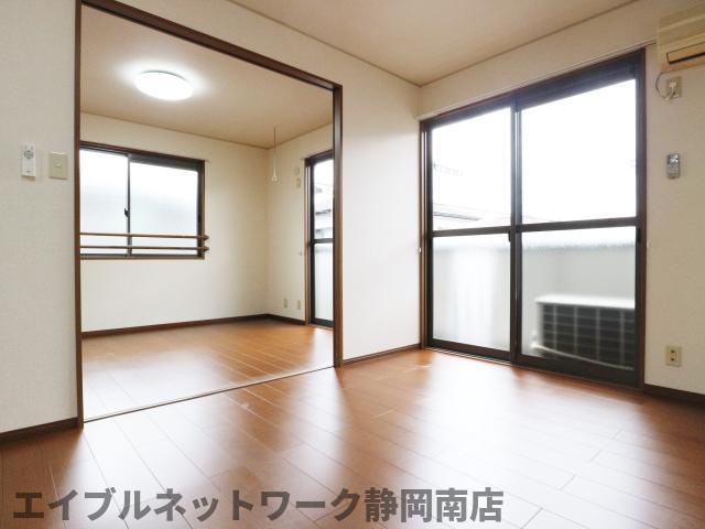 居室・リビング　こちらの居間で趣味の時間をお楽しみください