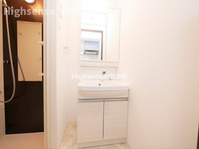 洗面設備　明るい洗面所です